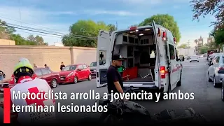 Motociclista arrolla a jovencita y ambos terminan lesionados