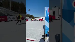 Большунов и Якимушкин устроили забег с детскими колясками после финиша скиатлона ЧР по лыжным гонкам