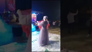 Ablasının düğününde duvak dansı