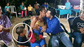 Vean Como El Hijo De La Novia Interrumpe El Beso Del Chino|Esta Super Celoso.