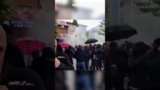 Policia e Kosovës shpërndan protestuesit në Zveçan