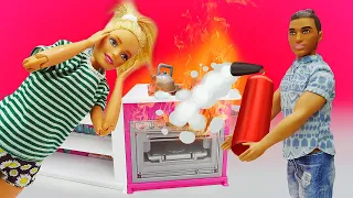 Ken prepara o almoço para a Barbie! Novelinha da boneca Barbie em português