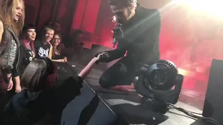 Cardinal Copia sings Cirice to a young fan, Ghost - Cirice - live in Omaha 2018