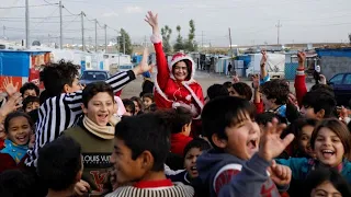 Weihnachtsfrau besucht Kinder in Flüchtlingslager im Irak