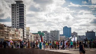 ULTIMA HORA CUBA : CAOS EN CUBA / CUBANOS QUEMAM ETECSA