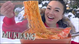MUKBANG OUTSIDE *IT FINALLY SNOWED (CLASSIC SPICY KING CRAB NOODLES) | LET'S EAT | SASVlogs