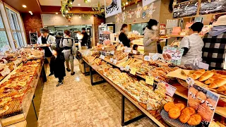 A bakery crowded with regular customers who purchase large quantities of bread!ASMR