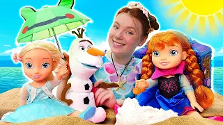 Die Meerjungfrau hilft Anna und Elza aus Frozen. Spielzeugvideo für Kinder