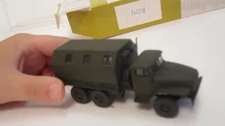 Коллекционная модель автомобиля "Урал" в масштабе 1:87.