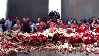 Нескончаемый поток людей идет к мемориалу жертв Геноцида 1915 года в Армении