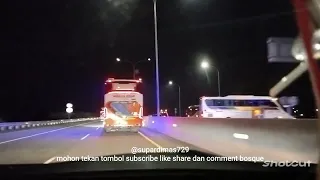 insiden bus Sinar Jaya melintang di tol Batang, 15-04-2024, dini hari (@supardimas729 )