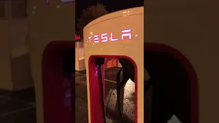 Statie de încărcare mașini electrice Tesla.  Gratis.