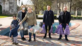 Активісти дарували жителям Переяслава великодні пакунки