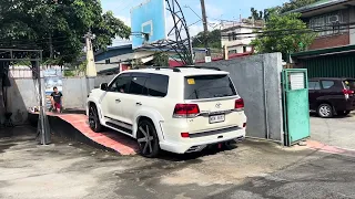 toyota landcruiser 200 on 24inch and WALD japan bodykit