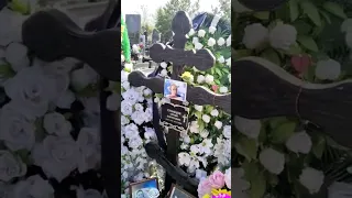 На могиле Сергея Кузнецова сегодня #shorts #юрашатунов #белыерозы #шоубизнес