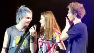 5 Seconds Of Summer, Lucky girl gets to play guitar on stage (Ziggo Dome, Amsterdam)