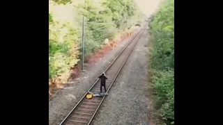 МУЖЧИНА СПАС ВЕЛОСИПЕДИСТА НА ЖД ПУТЯХ / Man Saves biker To Train Tracks