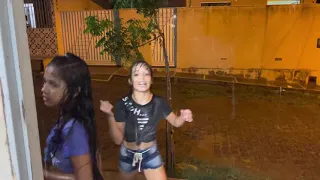 JÚLIA E KAMYLINHA TOMANDO BANHO DE CHUVA 😱