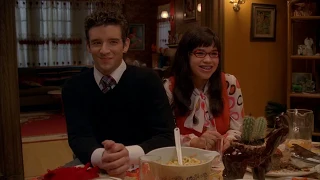 Ugly Betty (VF) - Marc présente la famille de Betty à sa mère