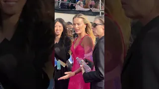 Margot Robbie vs Wind on the Golden Globes Red Carpet