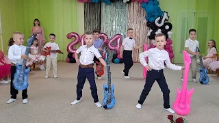 танок хлопчиків з гітарами  на випускному святі. 2024.