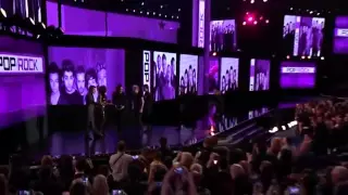 One Direction accepting the award - American Music Awards 2014