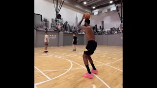 LeBron James shows off his new shooting form in 3 point workout 😳