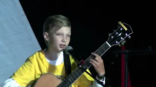Грушинский Фестиваль 2022 Лауреат Максим Носов( 9 лет )на  сцене-Гитаре. Гала-Концерт.