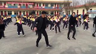 School principal shuffles as he leads students in dance routine