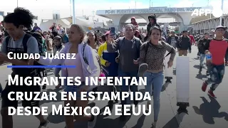 Migrantes intentan cruzar en estampida desde México a EEUU | AFP