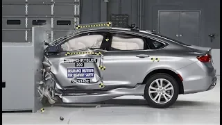 2015 Chrysler 200 driver-side small overlap crash test (extended footage)