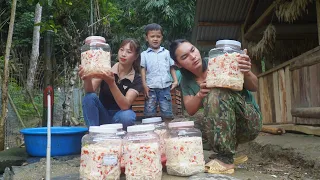 Harvesting bamboo shoots, how to make chilli bamboo shoots, selling at the market, survival alone