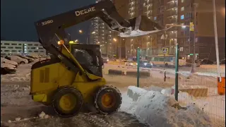 John Deere 328D. Снегопад в Москве, ноябрь 2023) Помогли девушке очистить от снега место на парковке