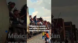 Mexicanos ayudan con agua y comida a migrantes en La Bestia