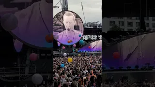 Coldplay with sign language interpreters ❤️