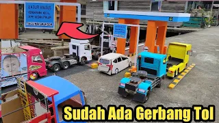 Deretan Truk Masuk gerbang tol Versi Miniatur truk