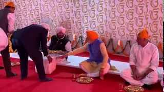 PM at Sikh langar in Punjab refuses table; clip goes viral