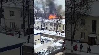 Пожар,человек на крыше горящего дома.Спасение.