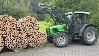 Kipper voll Brennholz abschneiden