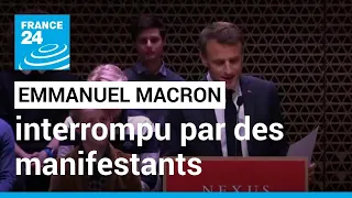 Emmanuel Macron interrompu par des manifestants au début d'un discours à La Haye • FRANCE 24