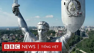 Ukraine dỡ bỏ biểu tượng búa liềm từ thời Liên Xô - BBC News Tiếng Việt