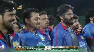 Salman Khan & Suniel Shetty Enjoying Mumbai Heroes Crazy Batting Off 111 Runs In 10 Overs In CCL