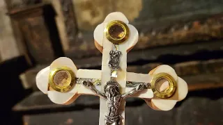 Нательные иерусалимские крестики и распятия приложу к месту Обретения Животворящего Креста Господня