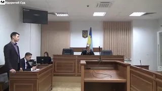 Адвокат просить про перебування підозрюваного поряд із захисником у залі судового засідання