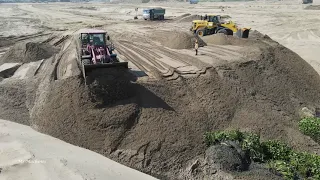 Beautiful sand filling skills operator big wheel loader and dump truck end dump sand