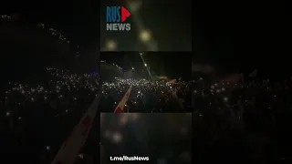⭕️ Тысячи протестующих против закона «об иноагентах» зажгли фонарики в #Тбилиси  #грузия #протест
