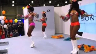 Девушки танцуют на стенде Sony