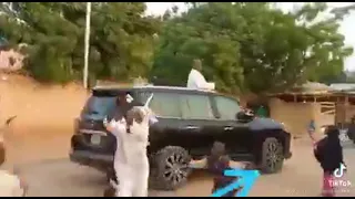 Incroyable regarder comment FARBA NGOM jéte l'argent sur la foule