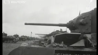 George VI inspects division of Royal Armoured Corps (1941)