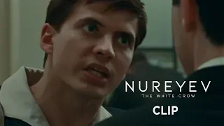 Nureyev - The White Crow. Scena in italiano "Stanno cercando di rapirmi"